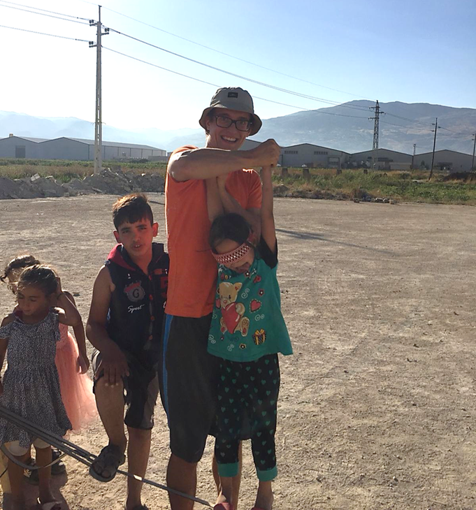 Teaching slacklining to syrian refugee children